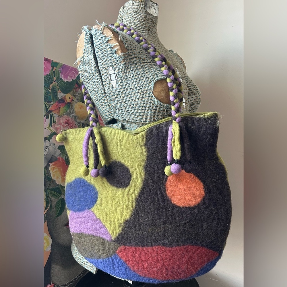 VINTAGE RISING TIDE FELT SHOULDER BAG. MULTICOLORED, BOHO CHIC, ROOMY
